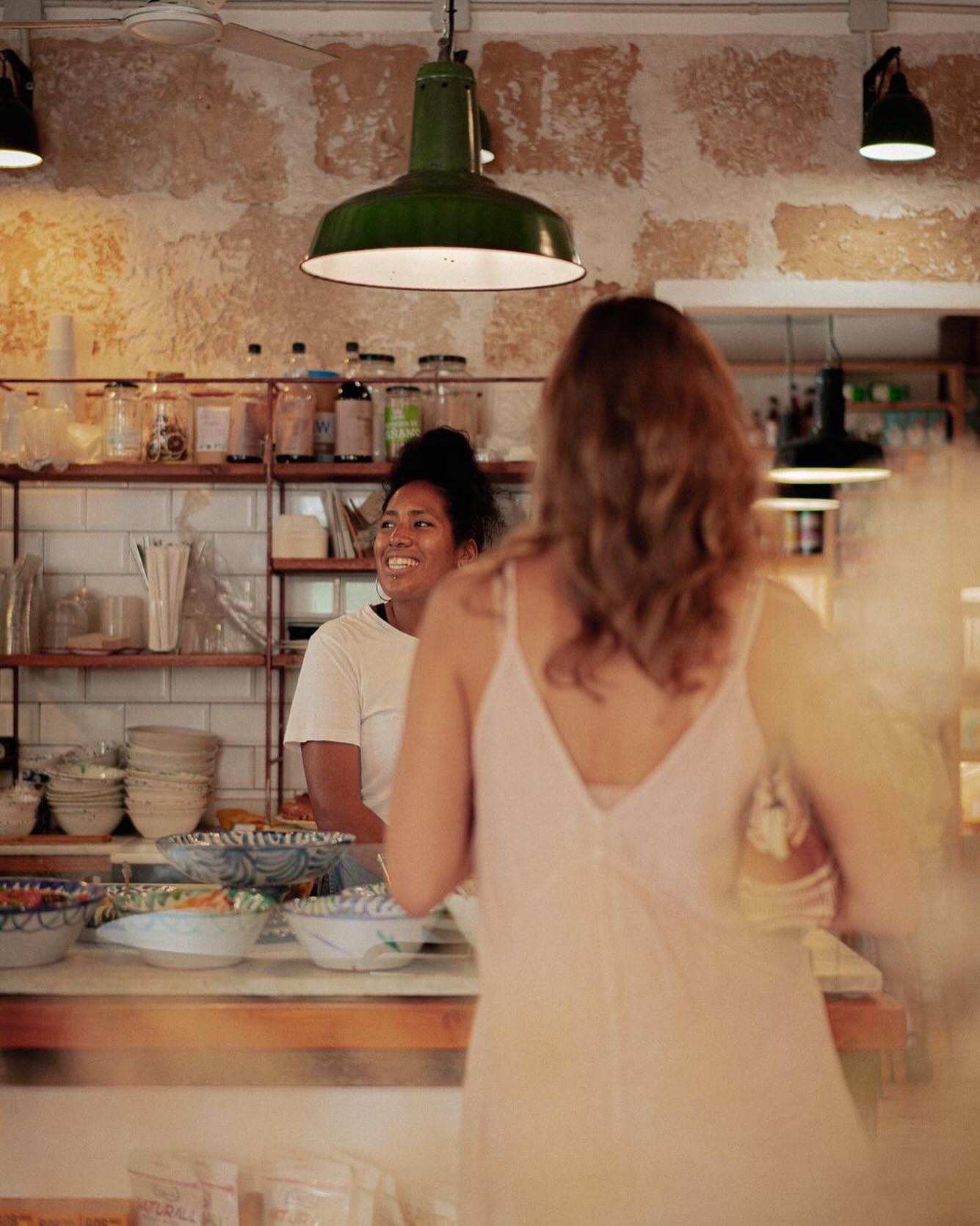 Laura atendiendo en Ken Nine Coffee